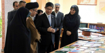 Donation of Books to the Department of Japanese Studies, Faculty of World Studies, UT